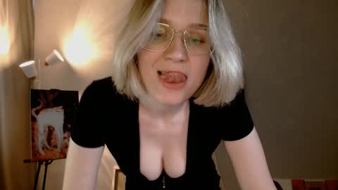 Snapshot of charming_beauty chatting on 11-13-25, 02:10 Michelle online show from 11-13-25, 02:10