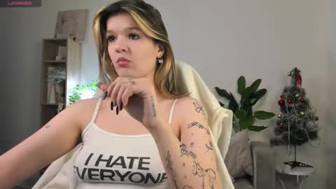 Snapshot of charmingvixen chatting on 12-05-25, 10:46 Kati online show from 12-05-25, 10:46