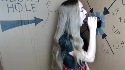 Snapshot of charurbab chatting on 11-29-25, 09:56 Anna online show from 11-29-25, 09:56