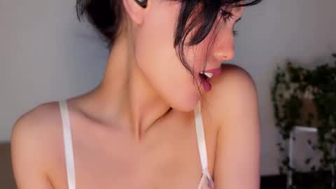 JASMINE   usually going live about 2 am UTC  online show from 09-24-25, 02:26