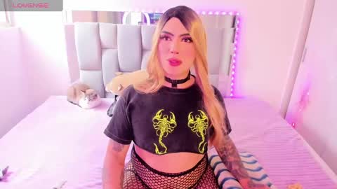 Snapshot of chaturmodels chatting on 09-16-25, 07:04 Sophie online show from 09-16-25, 07:04