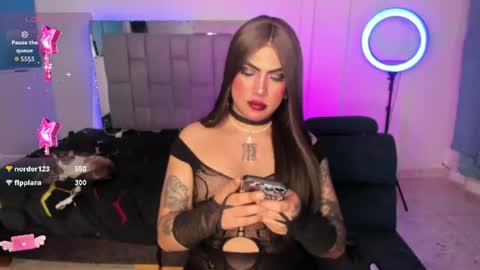 Snapshot of chaturmodels chatting on 07-17-26, 11:53 Sophie online show from 07-17-26, 11:53