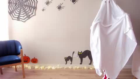 Regina Phalange online show from 10-29-25, 08:21