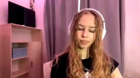 Evie online show from 10-15-25, 05:18