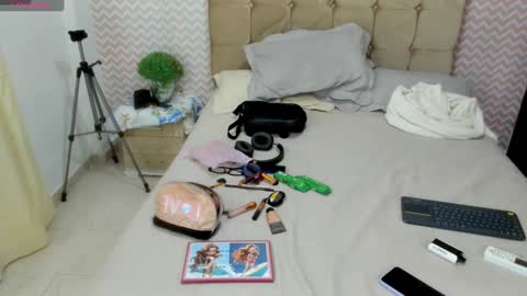 Snapshot of chery_l0v3 chatting on 01-08-25, 05:37 vero online show from 01-08-25, 05:37