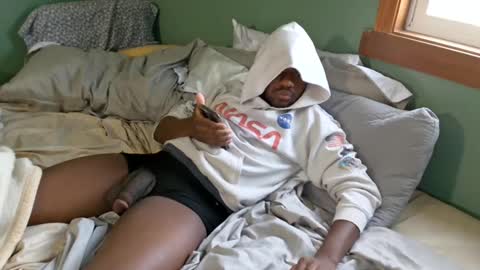 Snapshot of chicagothirdleg chatting on 03-20-26, 03:39 Que online show from 03-20-26, 03:39