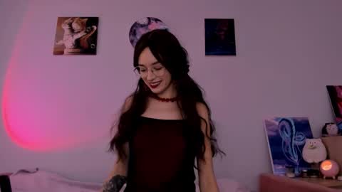 Snapshot of chill_girrrl chatting on 10-25-25, 05:40 Vivian online show from 10-25-25, 05:40