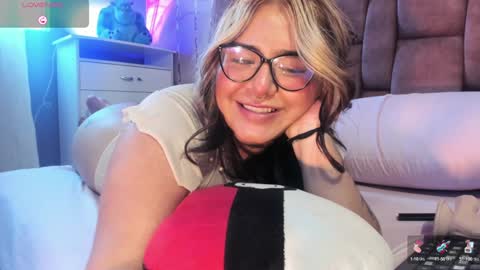 chloe bonnet Connection Monday to Saturday 3 pm Chicago INDEPENDENT MODEL . online show from 01-11-25, 10:18