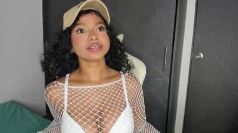 Snapshot of chloe_evans21 chatting on 01-15-26, 01:32 chloe online show from 01-15-26, 01:32