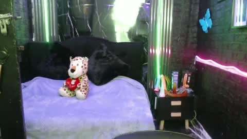 chloe_smith5 online show from 05-06-26, 12:21