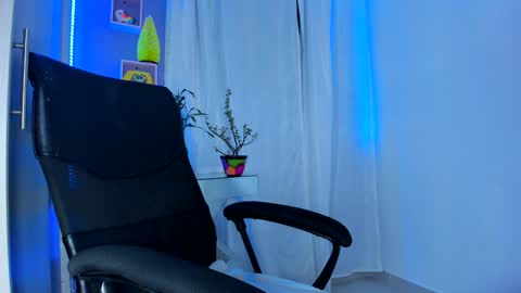 Snapshot of chloe_sweet7 chatting on 12-25-24, 12:05 Chloe Miller online show from 12-25-24, 12:05