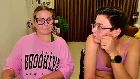 Snapshot of chloe_x_ chatting on 06-20-26, 06:00 Eva and Sandra online show from 06-20-26, 06:00