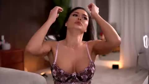 Snapshot of chloedevinex chatting on 06-18-26, 03:29 chloedevinex online show from 06-18-26, 03:29