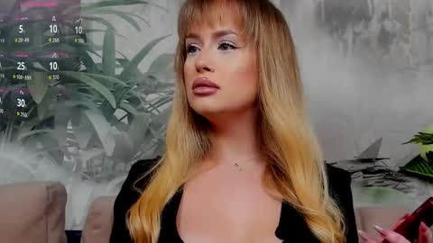 Snapshot of chloeebee chatting on 11-21-25, 07:01 Chloee online show from 11-21-25, 07:01