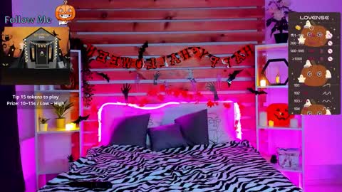 Chloe online show from 10-25-25, 01:35