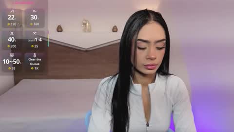 C H L O E online show from 12-17-25, 12:00