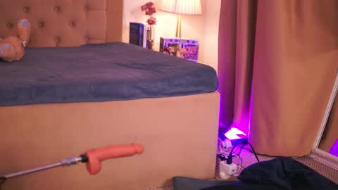 Snapshot of chloeobrilx chatting on 12-20-25, 04:30 Chlo online show from 12-20-25, 04:30