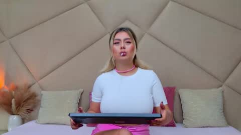 Snapshot of chloevee chatting on 10-29-25, 06:26 Chloe Vee online show from 10-29-25, 06:26