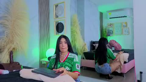 Snapshot of chlooee_ chatting on 06-25-26, 05:12 Chlooe online show from 06-25-26, 05:12