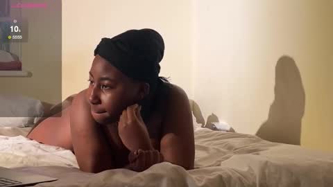 Snapshot of chocolatebunnycakez chatting on 12-17-25, 01:11 chocolatebunnycakez online show from 12-17-25, 01:11