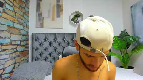 chris_grey2 online show from 06-17-26, 06:42