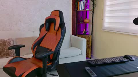 Snapshot of chris_reilly chatting on 11-21-25, 01:21 chris reilly online show from 11-21-25, 01:21