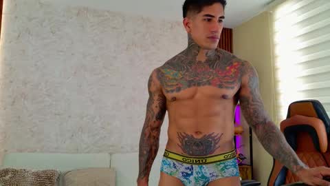 Snapshot of chris_reilly chatting on 12-05-25, 01:20 chris reilly online show from 12-05-25, 01:20