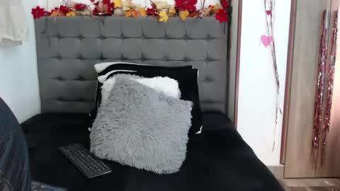 Snapshot of christiinemoore chatting on 12-22-25, 04:04 Christine Moore online show from 12-22-25, 04:04