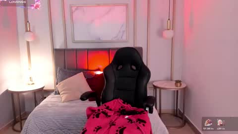 Snapshot of christina_johns chatting on 12-22-25, 06:27 Hi Im Christina. . Dont forget to follow me to have me close to you online show from 12-22-25, 06:27