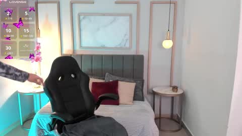 Snapshot of christina_johns chatting on 01-05-26, 05:27 Hi Im Christina. . Dont forget to follow me to have me close to you online show from 01-05-26, 05:27