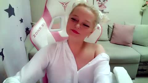 Snapshot of christirose chatting on 07-07-26, 04:33 Christi online show from 07-07-26, 04:33