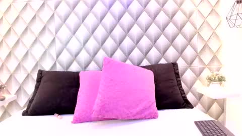 Snapshot of chrystal_golden chatting on 02-17-25, 03:42 Christal Golden online show from 02-17-25, 03:42