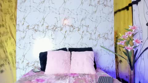 Snapshot of chrystal_golden chatting on 09-27-25, 06:35 Christal Golden online show from 09-27-25, 06:35