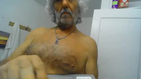 Snapshot of chuck354139 chatting on 01-09-25, 03:04 chuck354139 online show from 01-09-25, 03:04