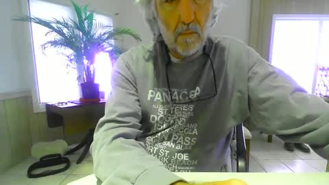 Snapshot of chuck354139 chatting on 01-21-25, 06:12 chuck354139 online show from 01-21-25, 06:12