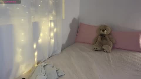 Snapshot of cielo_18d chatting on 01-18-25, 04:37 Mia online show from 01-18-25, 04:37