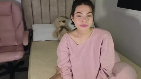Snapshot of cielo_18d chatting on 05-14-26, 05:14 Mia online show from 05-14-26, 05:14