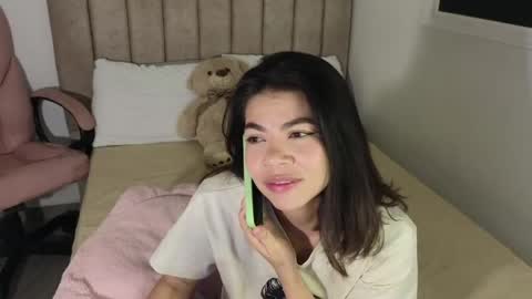Snapshot of cielo_18d chatting on 05-15-26, 04:52 Mia online show from 05-15-26, 04:52