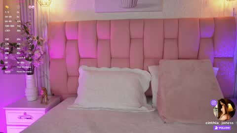 Snapshot of cinthia_jones2 chatting on 09-15-25, 09:20 Cinthia online show from 09-15-25, 09:20