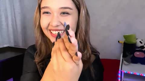 Snapshot of clary_cloud chatting on 11-21-25, 06:17 Lara online show from 11-21-25, 06:17