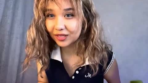 Snapshot of clary_cloud chatting on 11-22-25, 06:18 Lara online show from 11-22-25, 06:18