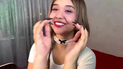 Snapshot of clary_cloud chatting on 11-27-25, 06:21 Lara online show from 11-27-25, 06:21