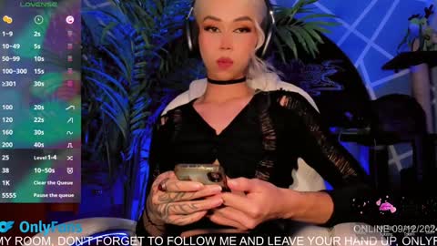 Snapshot of claudia_cooper chatting on 12-10-24, 01:43 online show from 12-10-24, 01:43