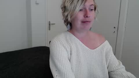 Syl  online show from 10-20-25, 09:04