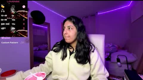 cloe small online show from 11-08-25, 03:29