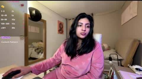 cloe small online show from 11-22-25, 01:37