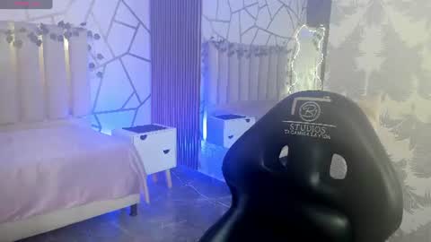 cloee_tay1 online show from 06-19-26, 11:47