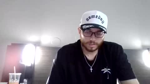 Snapshot of cloudyydayzz chatting on 04-26-26, 01:47 tallhungandcloudy online show from 04-26-26, 01:47
