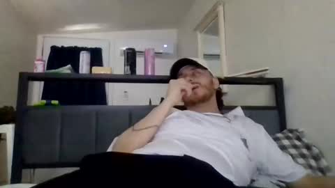 Snapshot of cloudyydayzz chatting on 05-08-26, 11:32 tallhungandcloudy online show from 05-08-26, 11:32