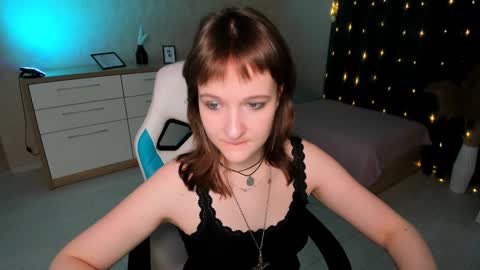 Snapshot of clover_red chatting on 12-18-24, 03:00 Clover follow me online show from 12-18-24, 03:00